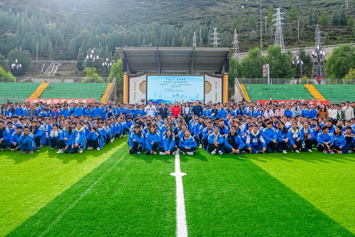 长征胜利90周年之际 “体育之光”走进松潘中学 冠军进校园点亮高原体育梦